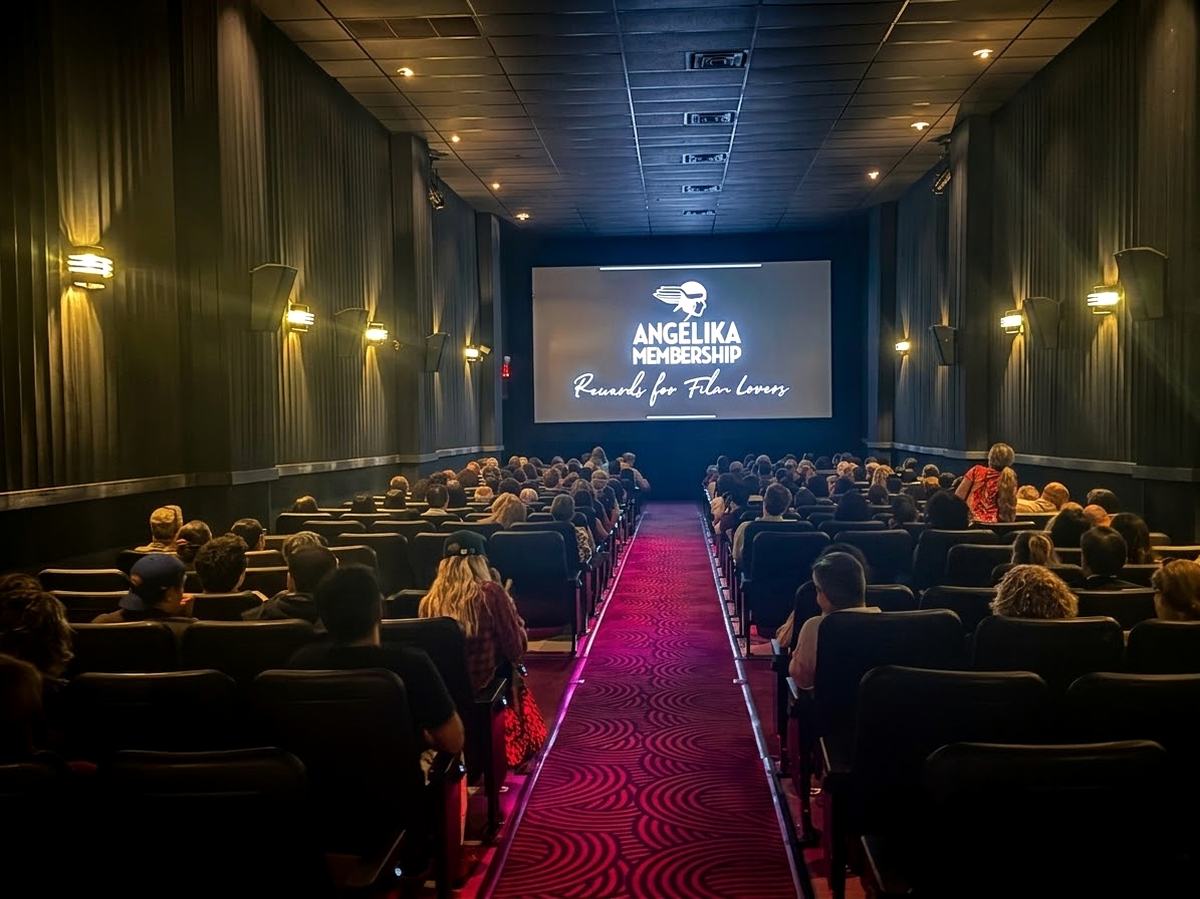 Público sentado en la sala del Angelika Film Center antes del inicio de la función.