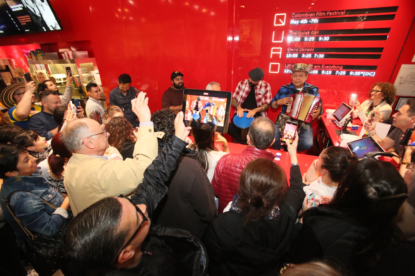 Público y músicos celebrando en el lobby del Quad Cinema, sede histórica del Colombian Film Festival New York.